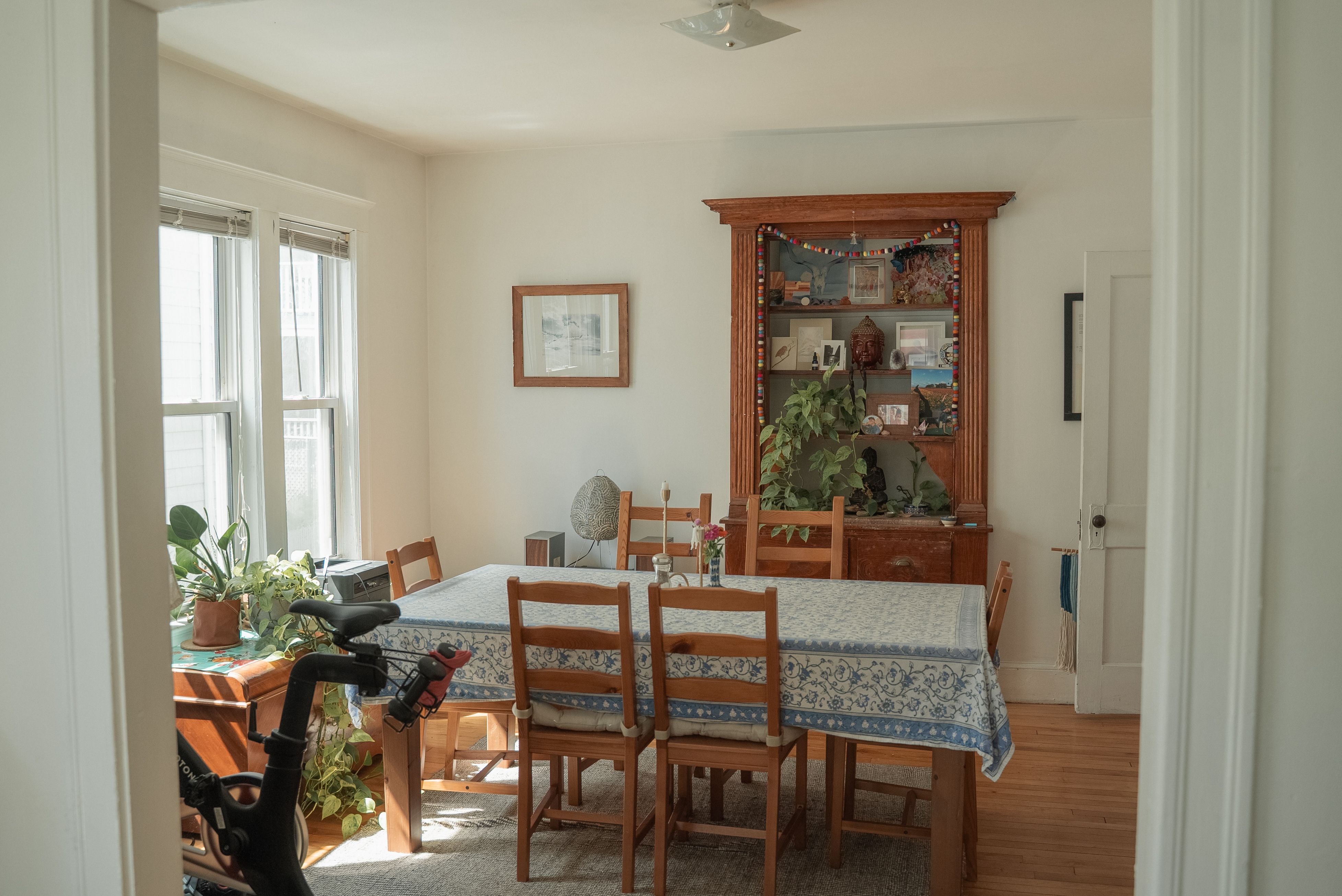 comparison of a warm orange-toned room vs a blue-light-filled room at night