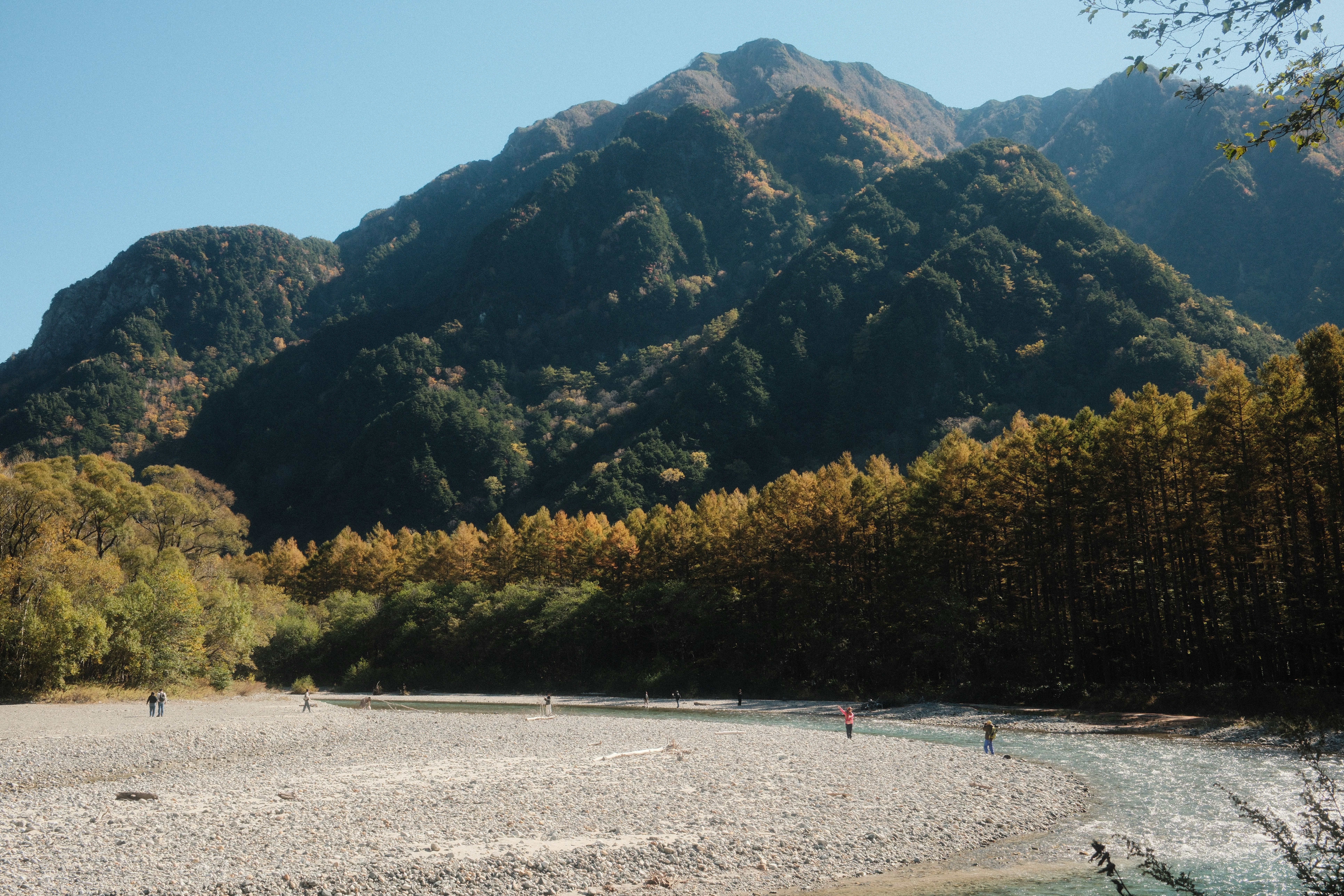 Explore the stunning beauty of Karasawa mountain range in Kamikochi, a perfect autumn landscape.