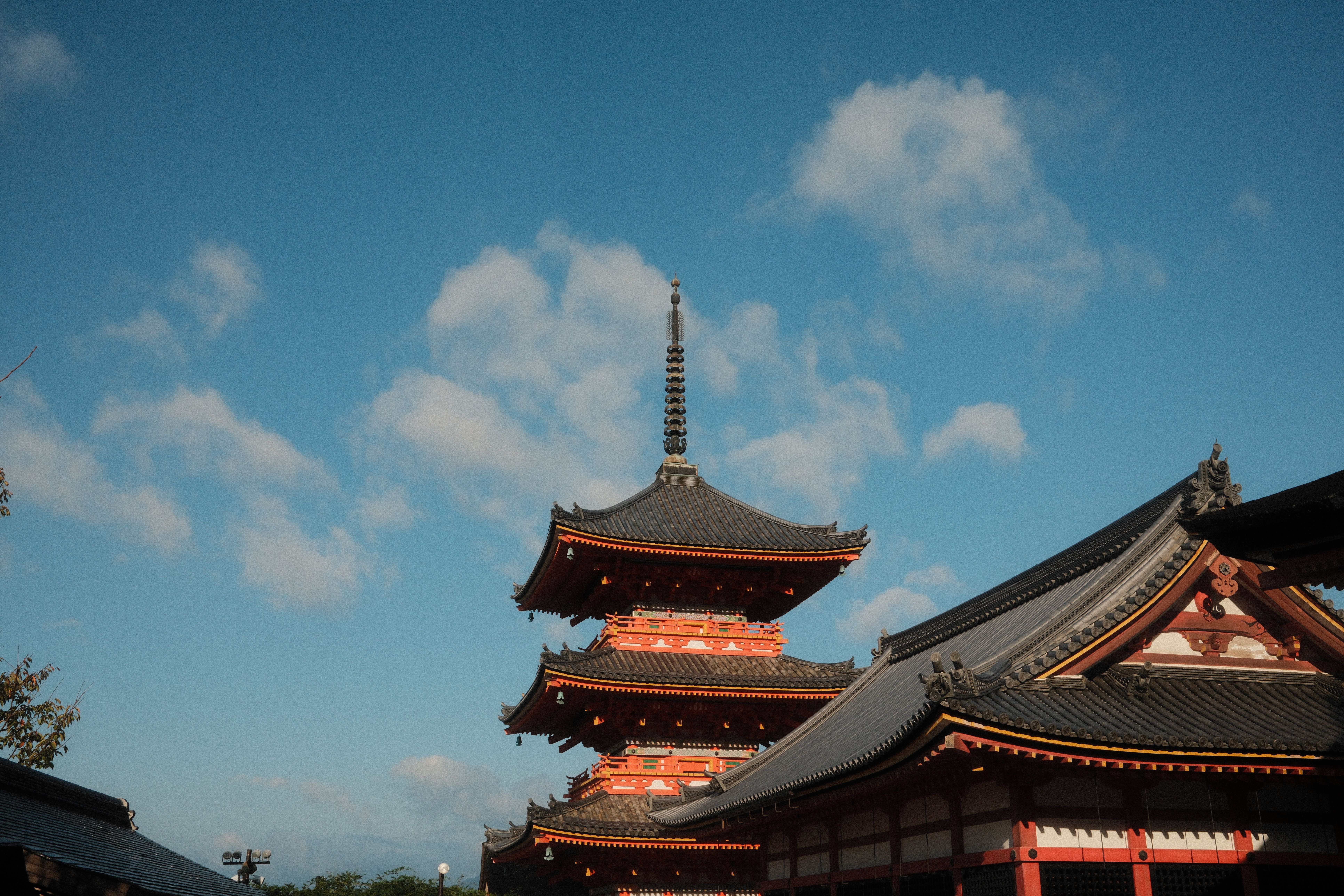 Scenic view of the Kiyomizu-dera temple in Kyoto with a clear blue sky.
