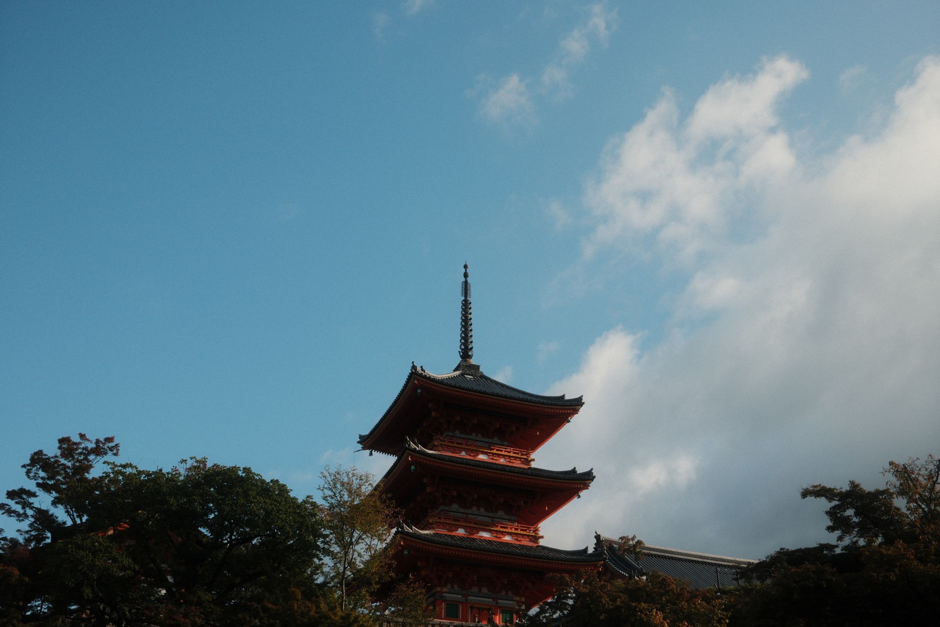 Faszinierender Himmel & Natur – Anime-Stil Hintergrundbild