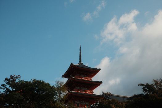 Faszinierender Himmel & Natur – Anime-Stil Hintergrundbild