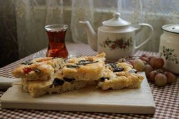 Focaccia slices on a board, photo by İdil Ceren &Ccedil;elikler on Pexels