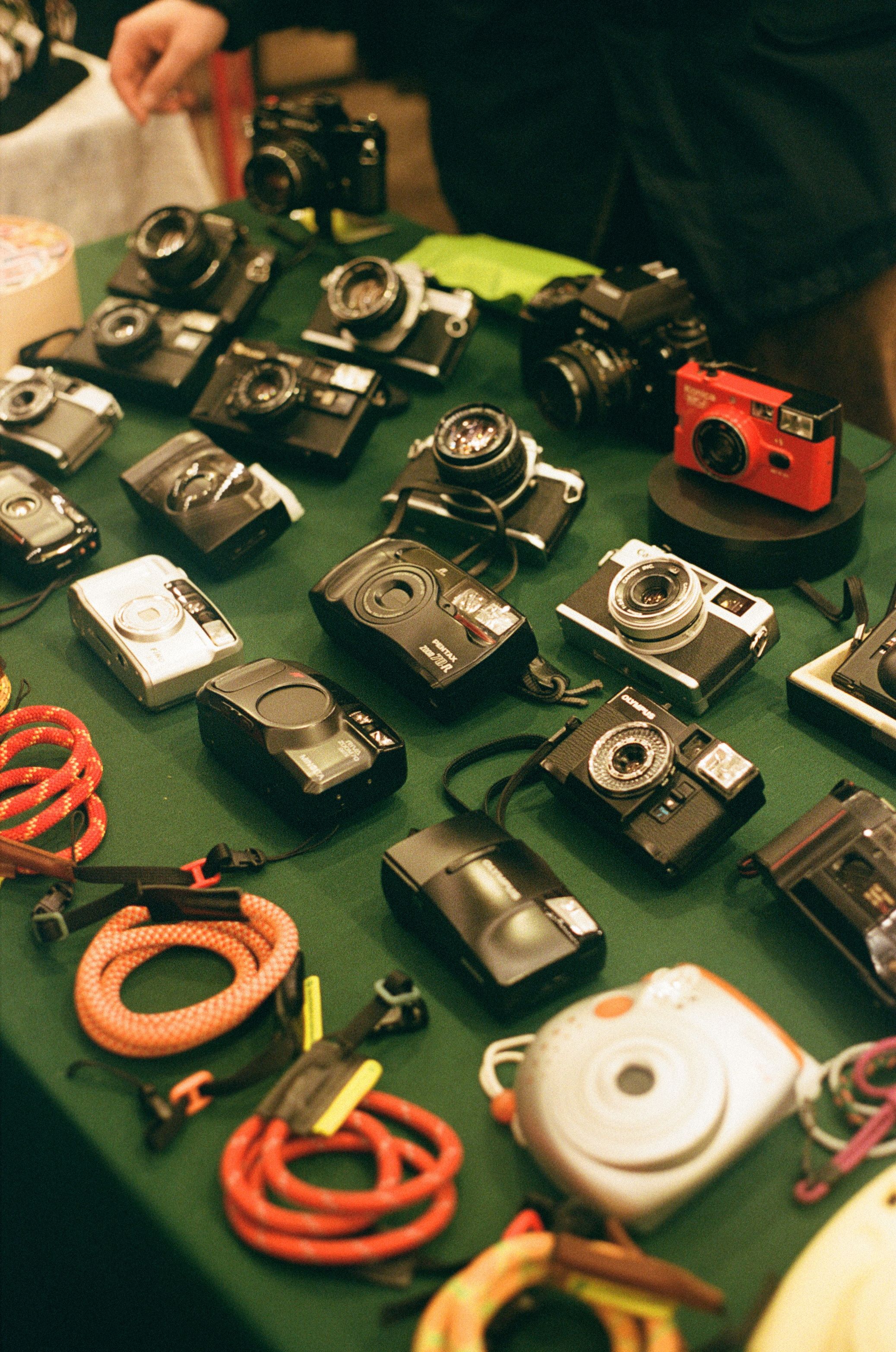 Vintage Analog Cameras Display at Market Stall · Free Stock Photo