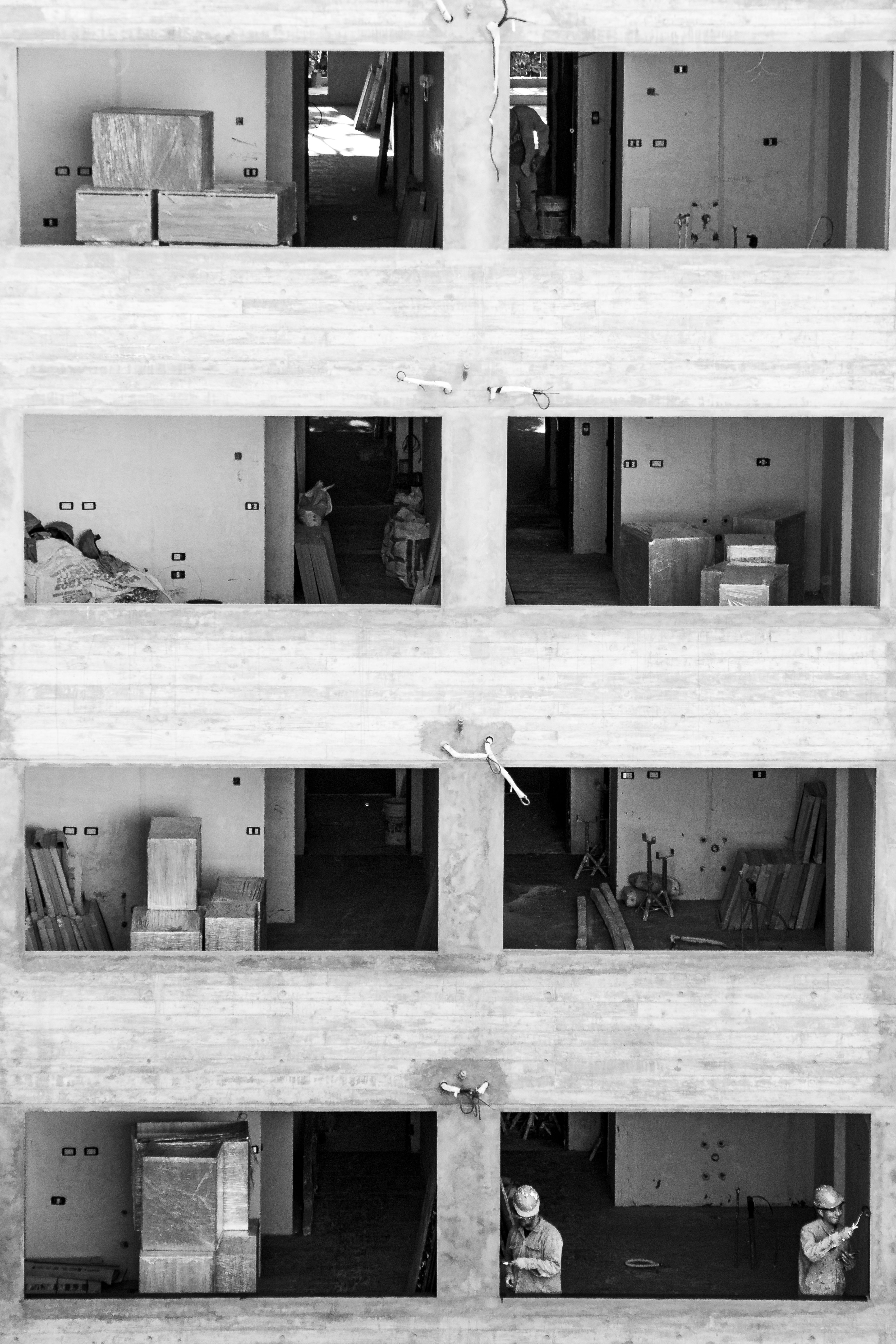 Black and white photo of construction workers on a building site in Buenos Aires.