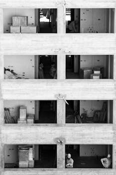 Five-story building structure under construction with visible workers in Buenos Aires.