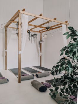 悉尼宁静的瑜伽工作室配有木制装饰和垫子