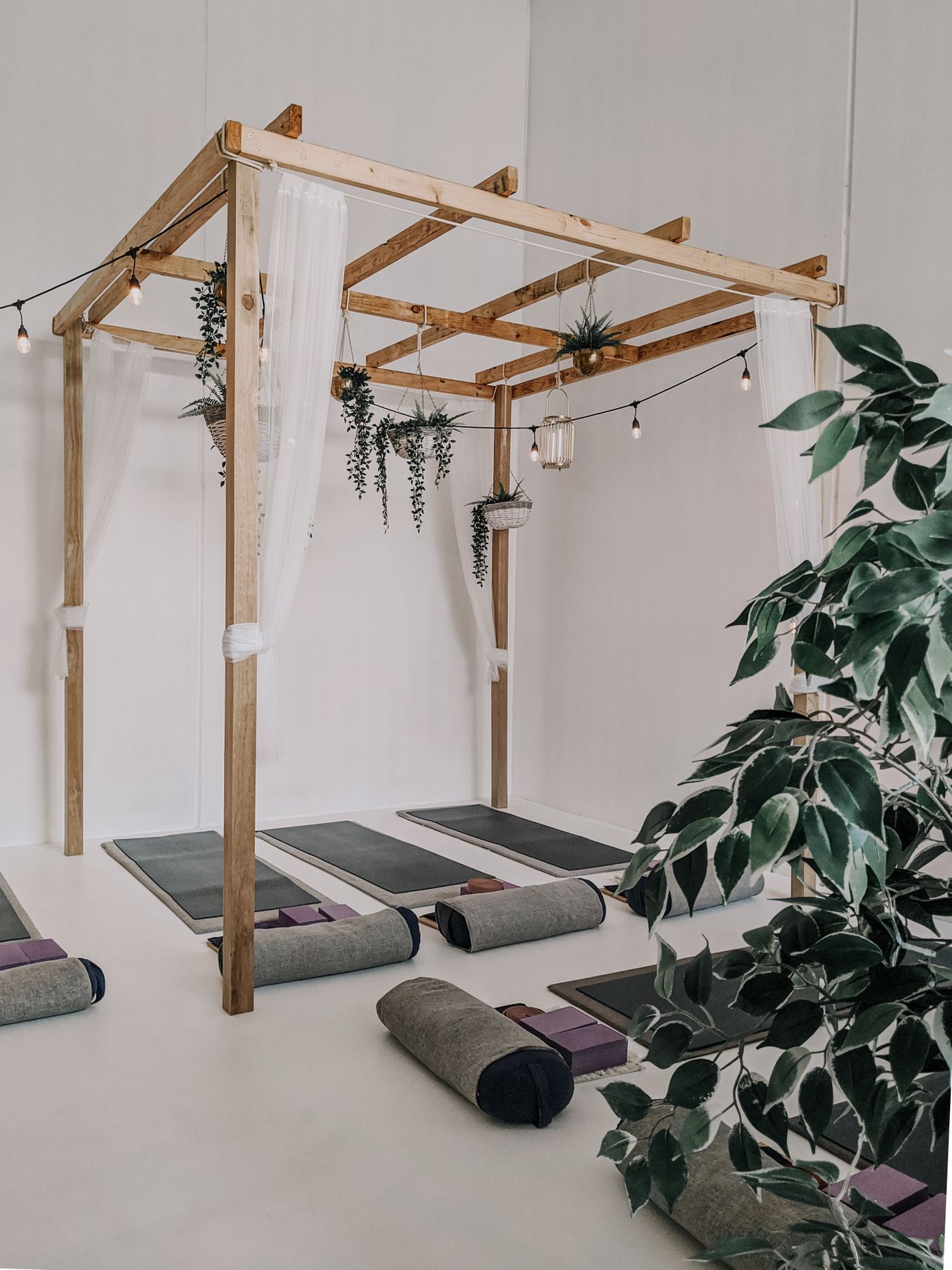 Illustrative calm wellness environment representing healthy recovery routines
