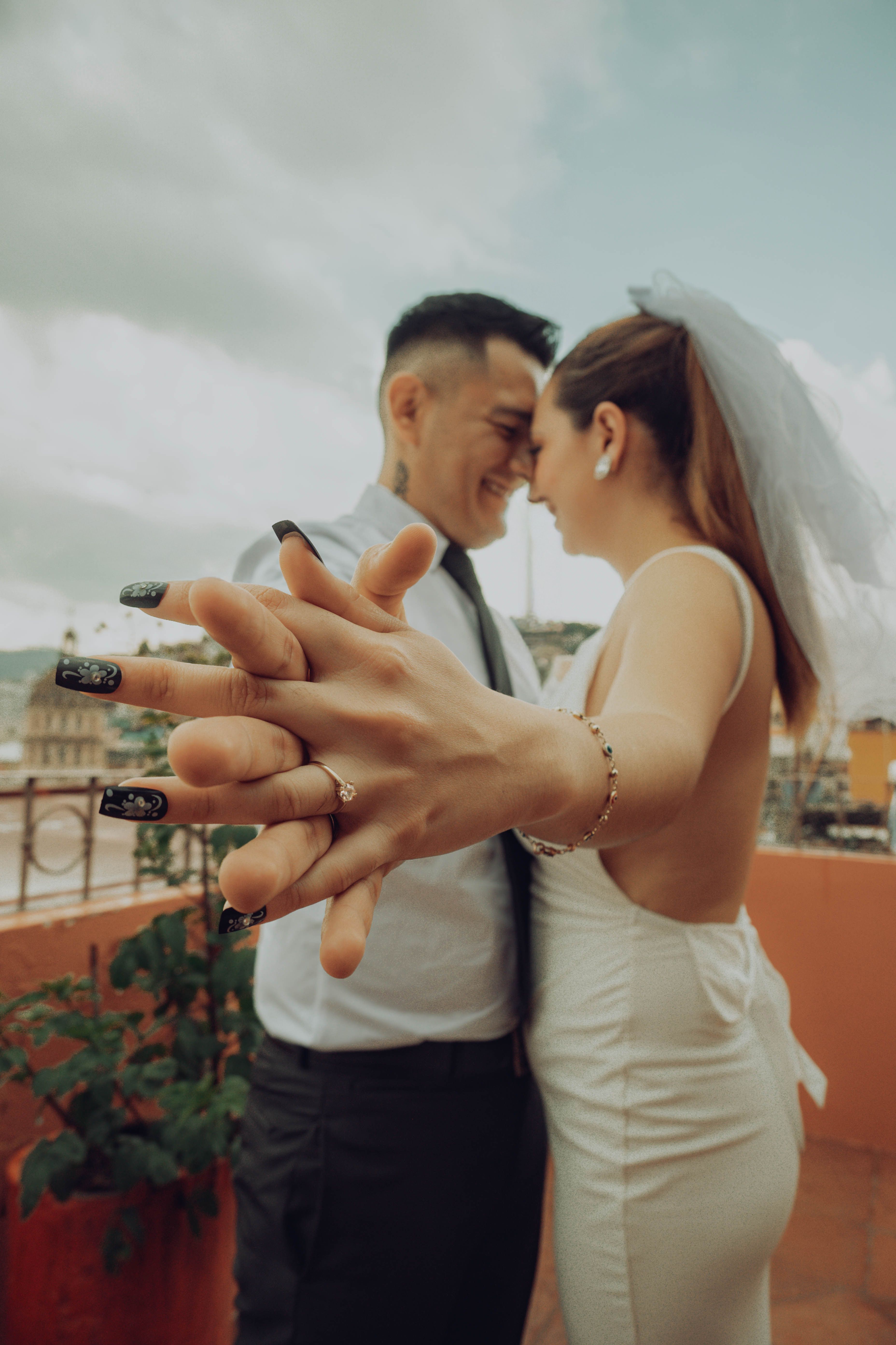 Pareja fotografiada en una calle de la ciudad