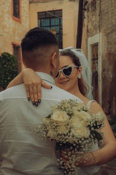 A chic wedding moment captured in vibrant Guanajuato, Mexico, featuring a bride and groom embracing.