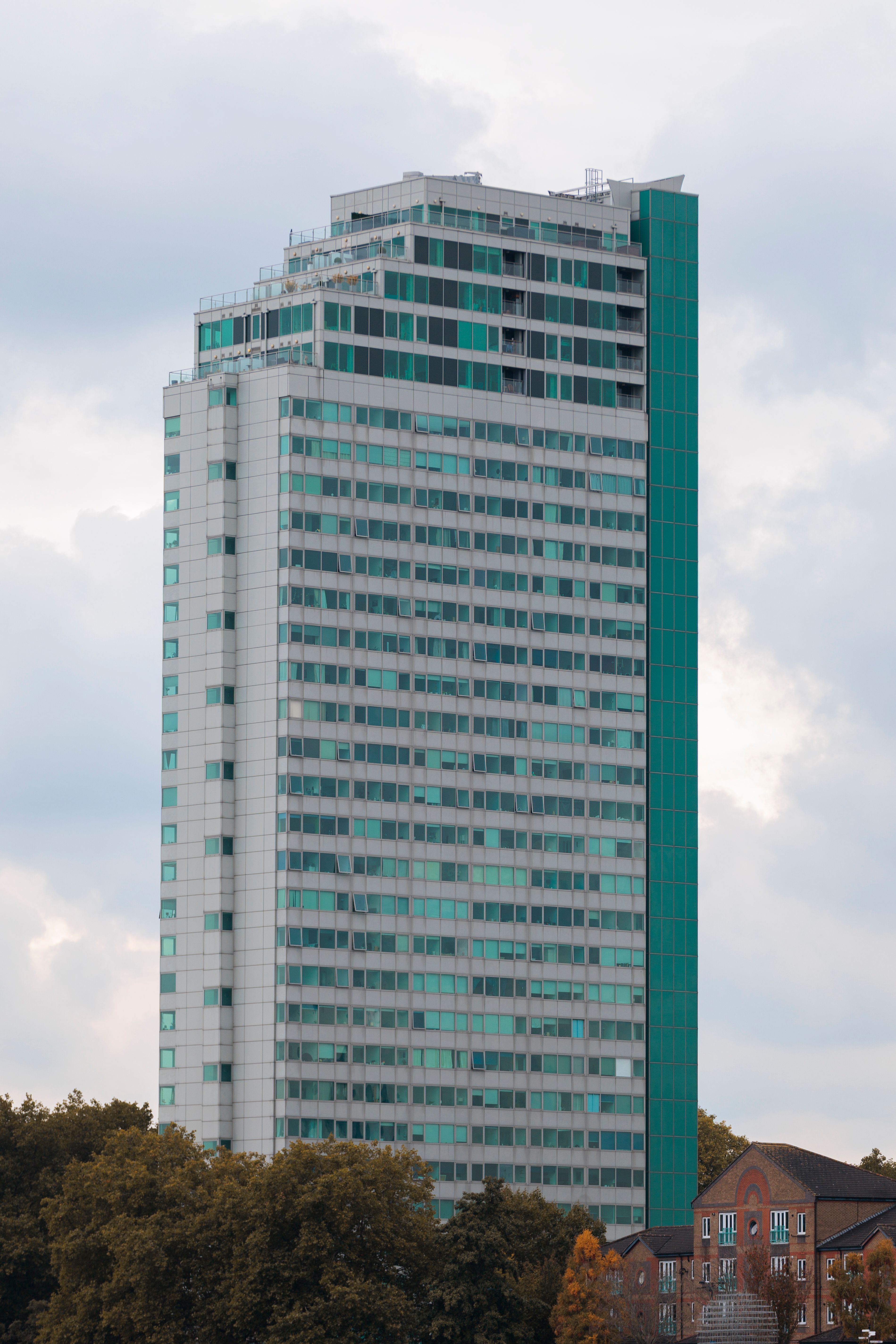 Modern High-Rise Building in London Skyline · Free Stock Photo