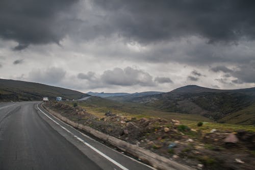 Gratis lagerfoto af biler, bjerge, bjergkæde