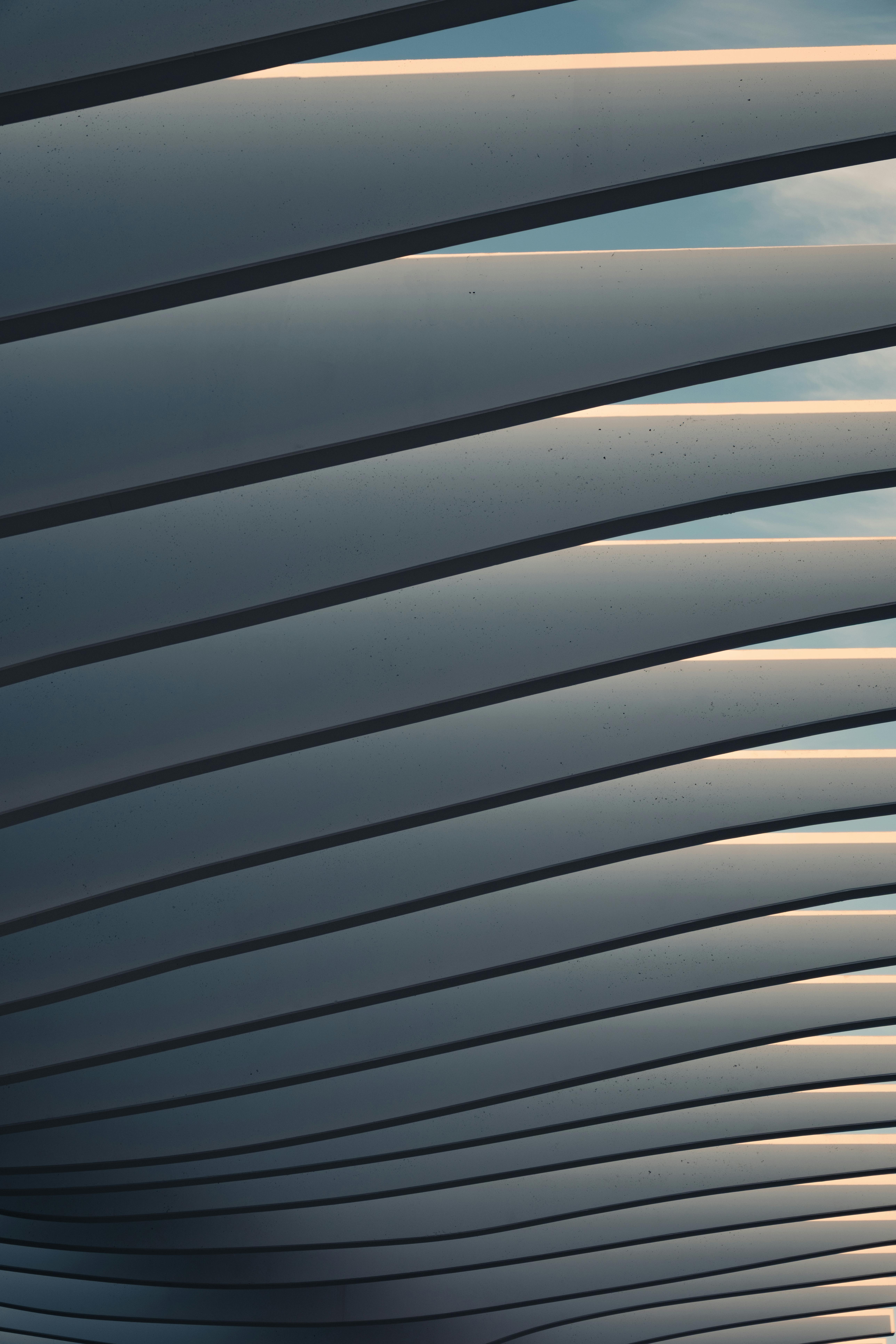 Gratis Una visione elegante e artistica di un tetto architettonico moderno con linee curve. Foto a disposizione