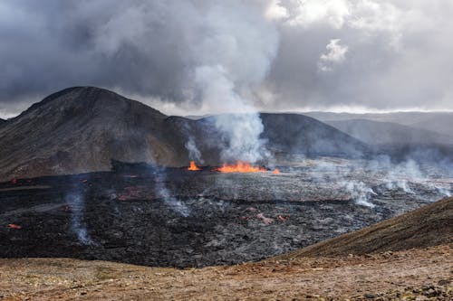 Semeru Erupts with Power — Ash Plume Reaches 15,000 Feet