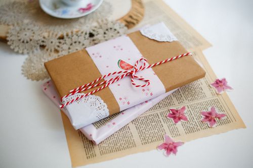 Free Charming gift wrapped with brown paper and pink floral accents, perfect for special occasions. Stock Photo