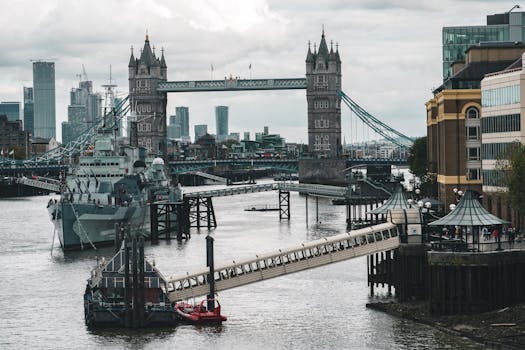 伦敦塔桥与泰晤士河的壮丽景观，以及城市风光和往来船只，令人惊叹