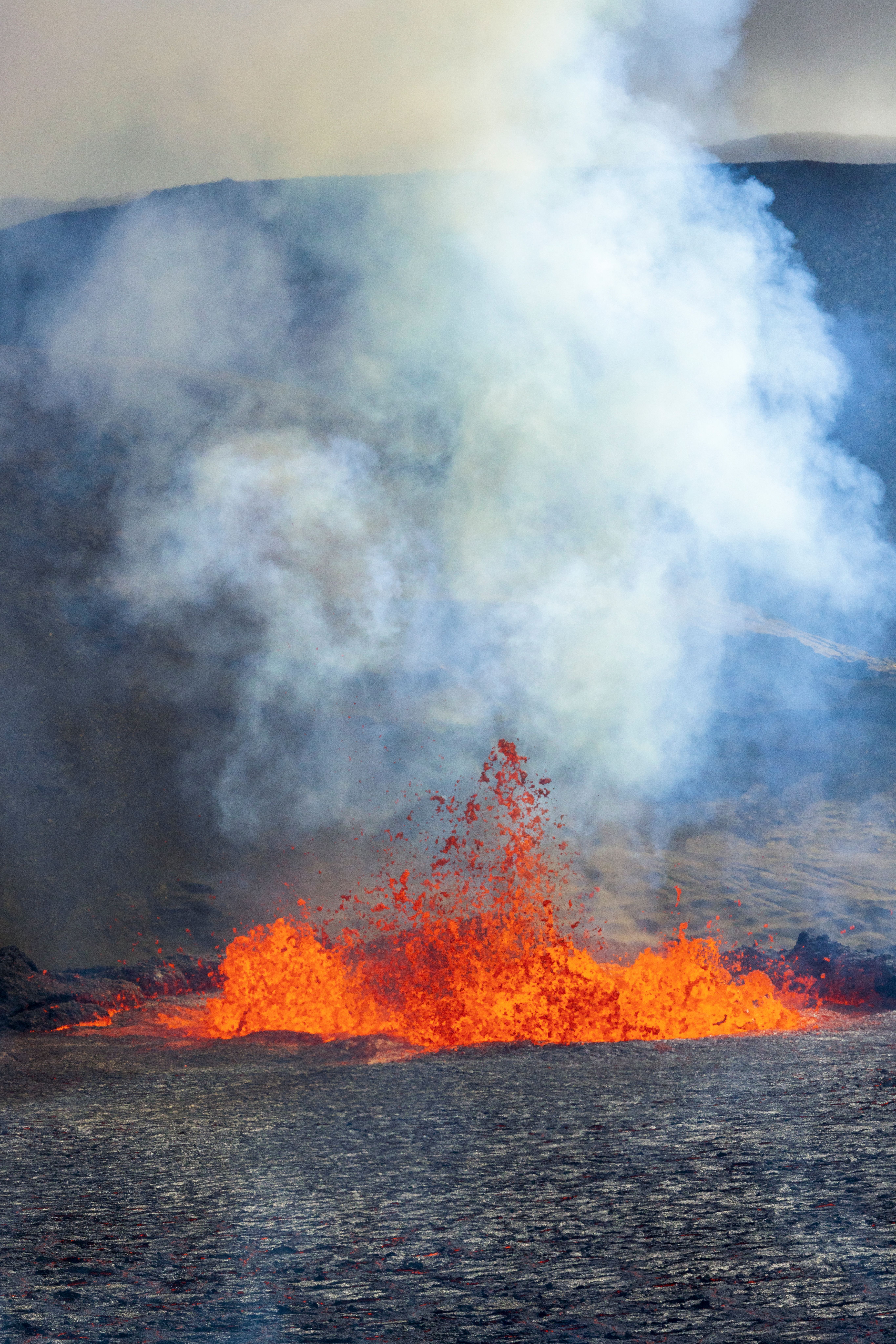 Dramatic Volcanic Eruption with Lava Flow · Free Stock Photo