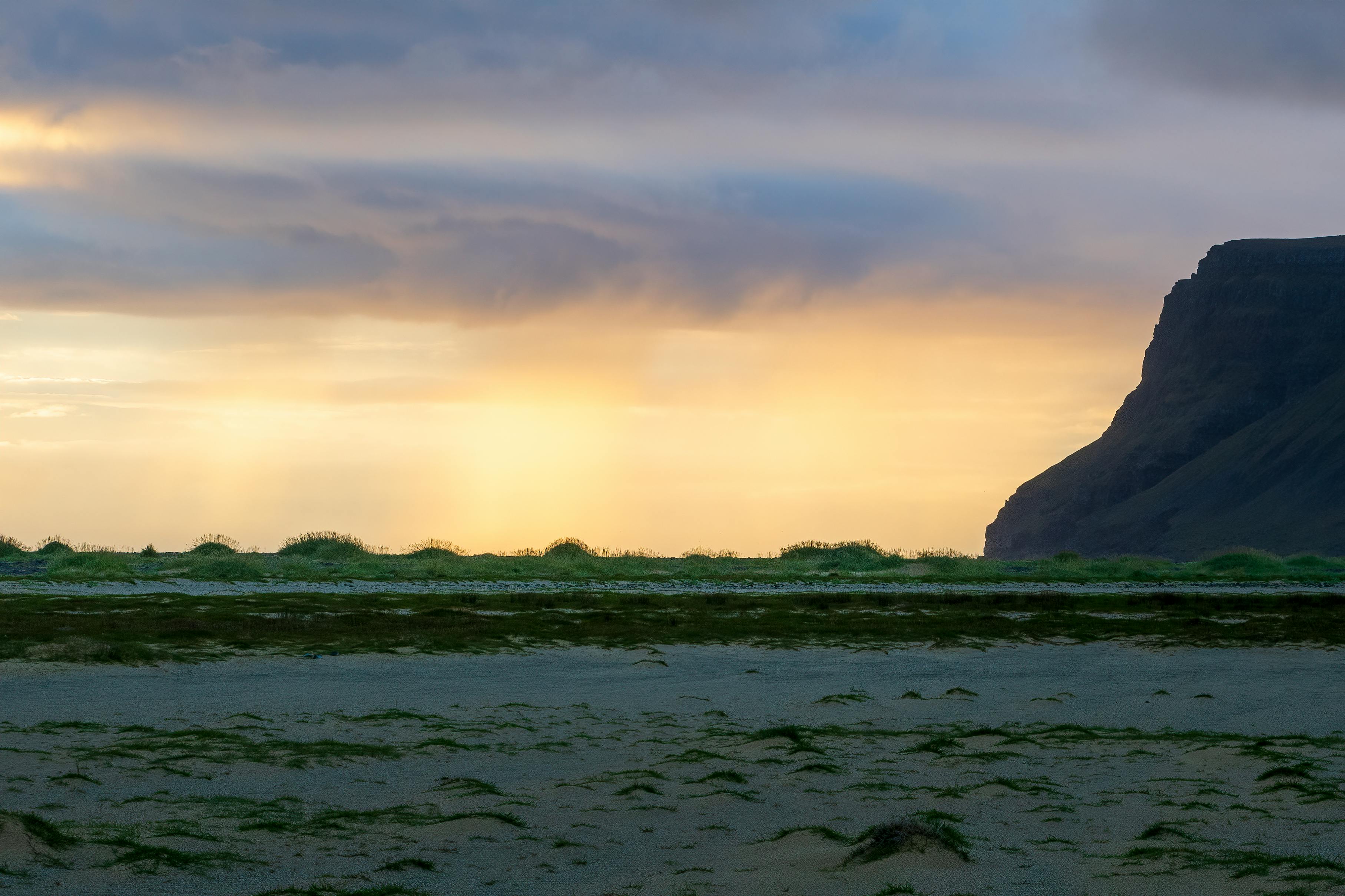 俯瞰崎岖的沿海景观，壮丽的日落景色与壮观的云层尽收眼底