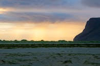 俯瞰崎岖的沿海景观，壮丽的日落景色与壮观的云层尽收眼底