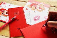 写一张以红包、心和爱为主题的浪漫卡片