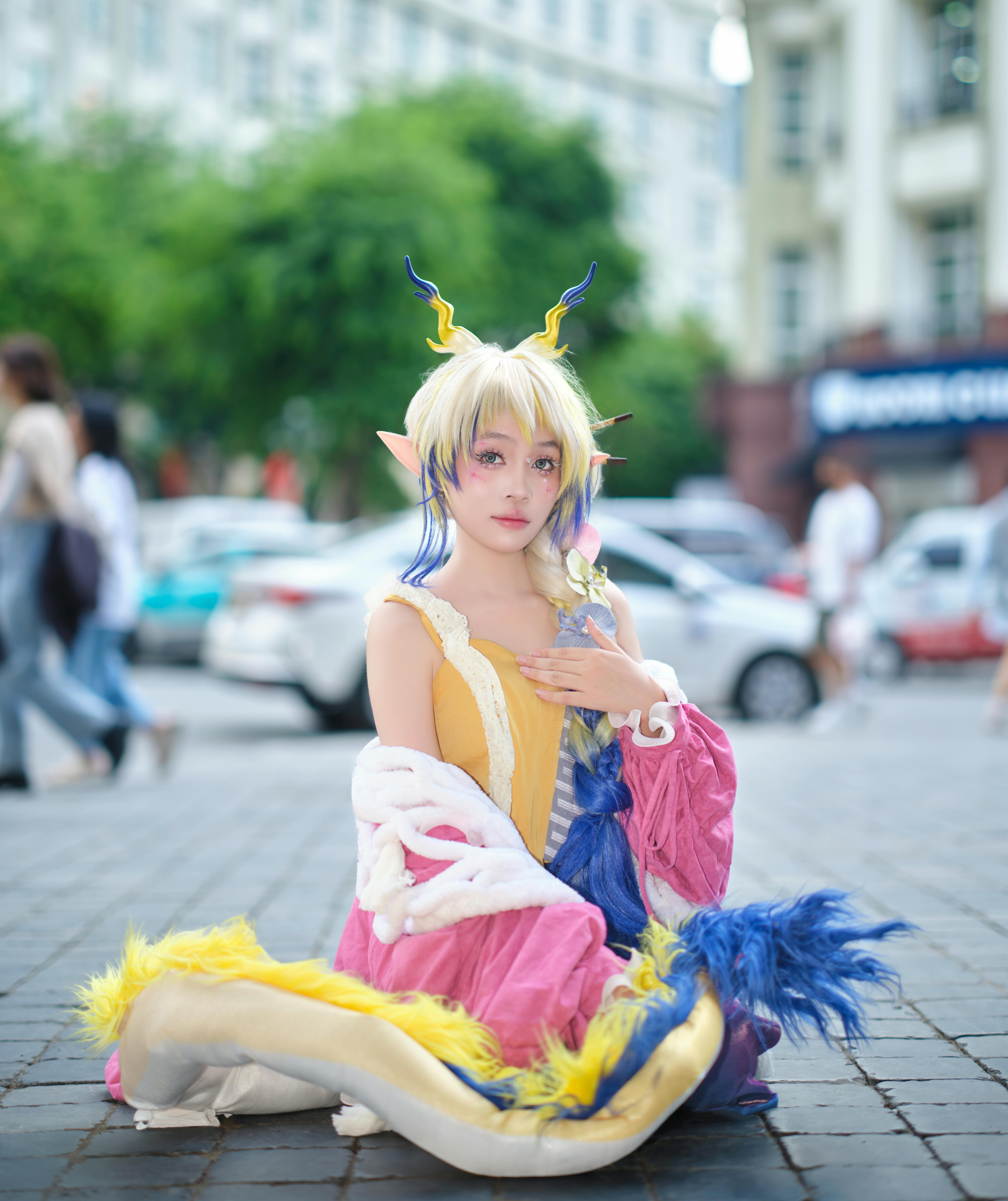 grátis Uma personagem de cosplay de fantasia com traje vibrante posa ao ar livre em uma cidade. Foto profissional