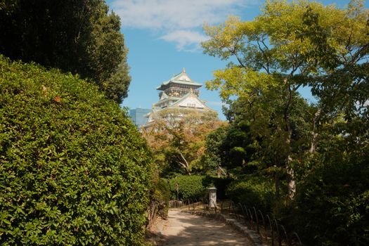 Wunderschönes Schloss & Herbst – Anime-Stil Hintergrundbild