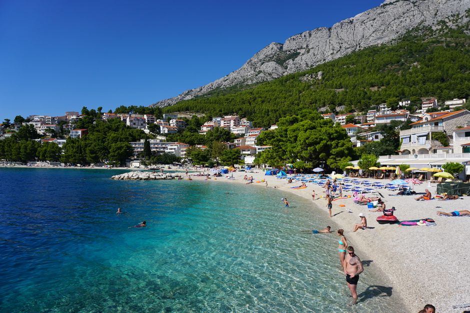 Relaxing beach scene at Baška Voda with clear waters and scenic views.