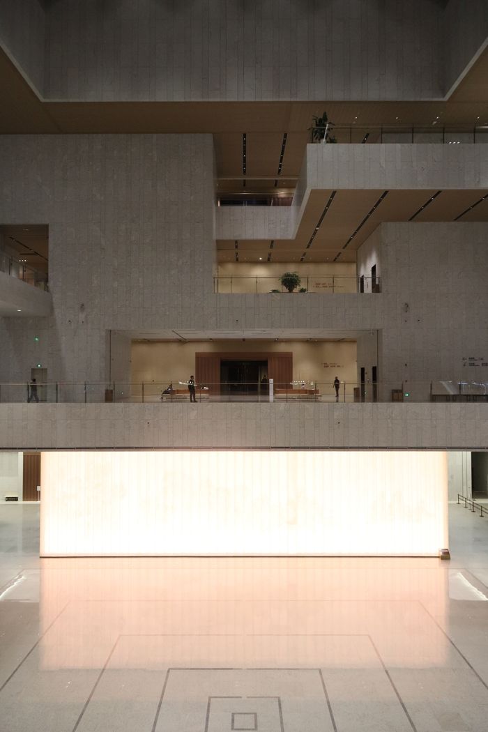Átrio com luz natural em edifício moderno