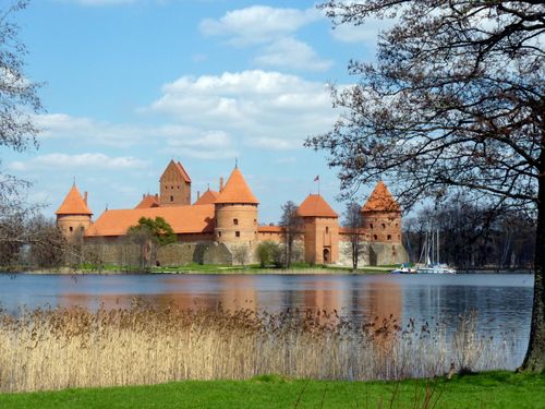 Free A stunning view of Trakai Island Castle reflecting in the serene lake on a sunny day. Stock Photo
