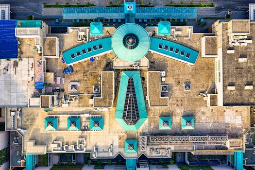 一张印度尼西亚雅加达现代建筑的航拍照片，其设计具有几何感