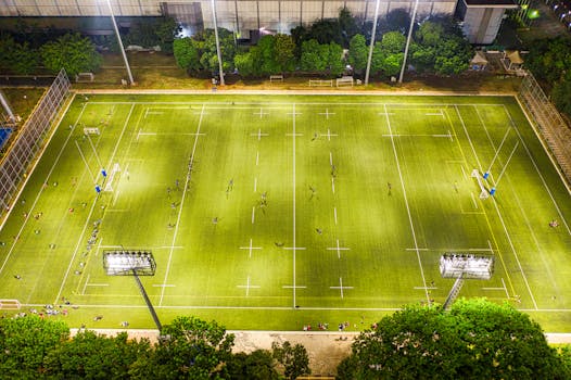 雅加达夜间体育场灯光璀璨，鸟瞰图展示了正在进行的比赛