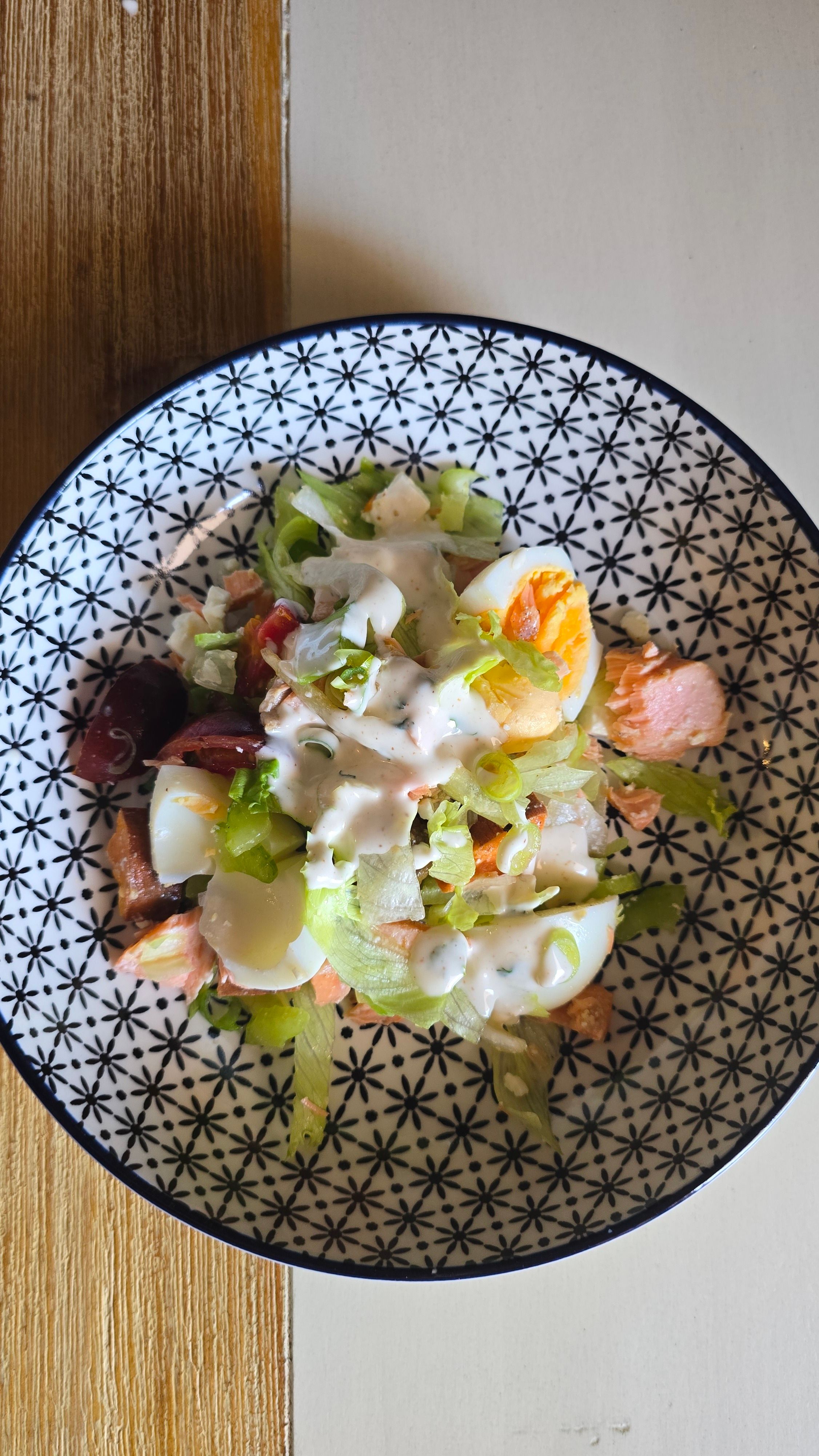 Salade Cobb au poulet, roquefort et œuf