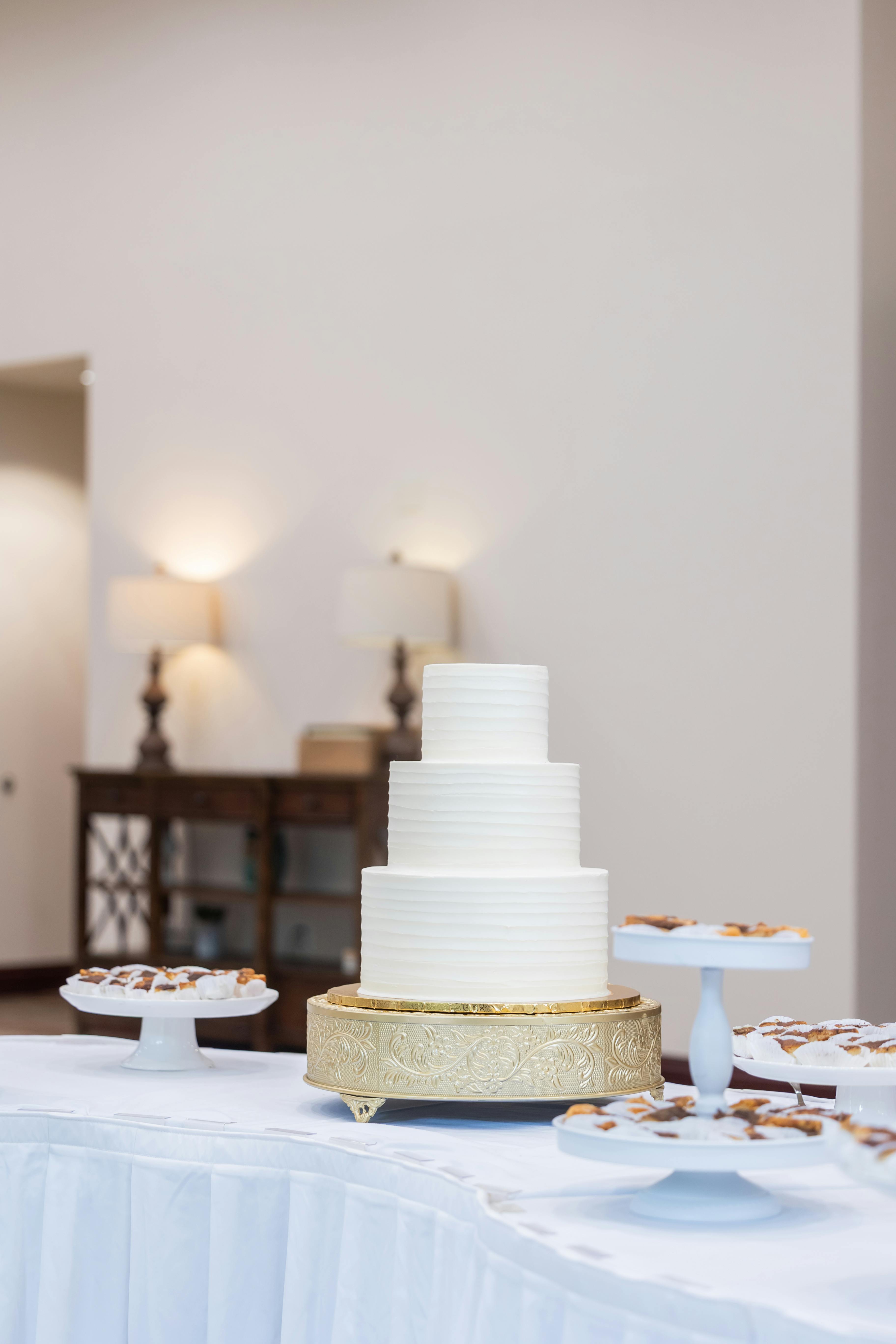 Wedding cake élégant blanc sur pied doré