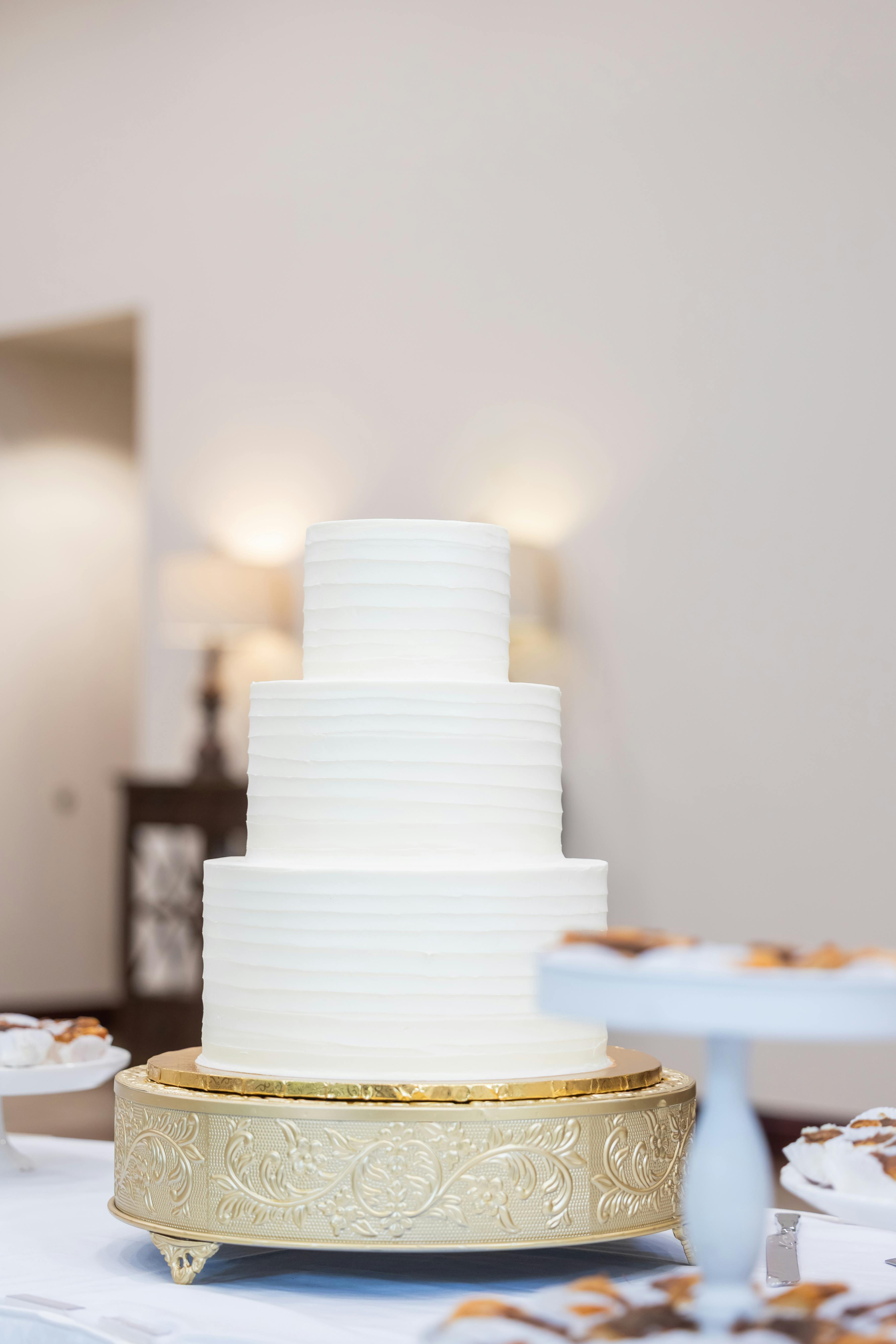 Minimal wedding cake