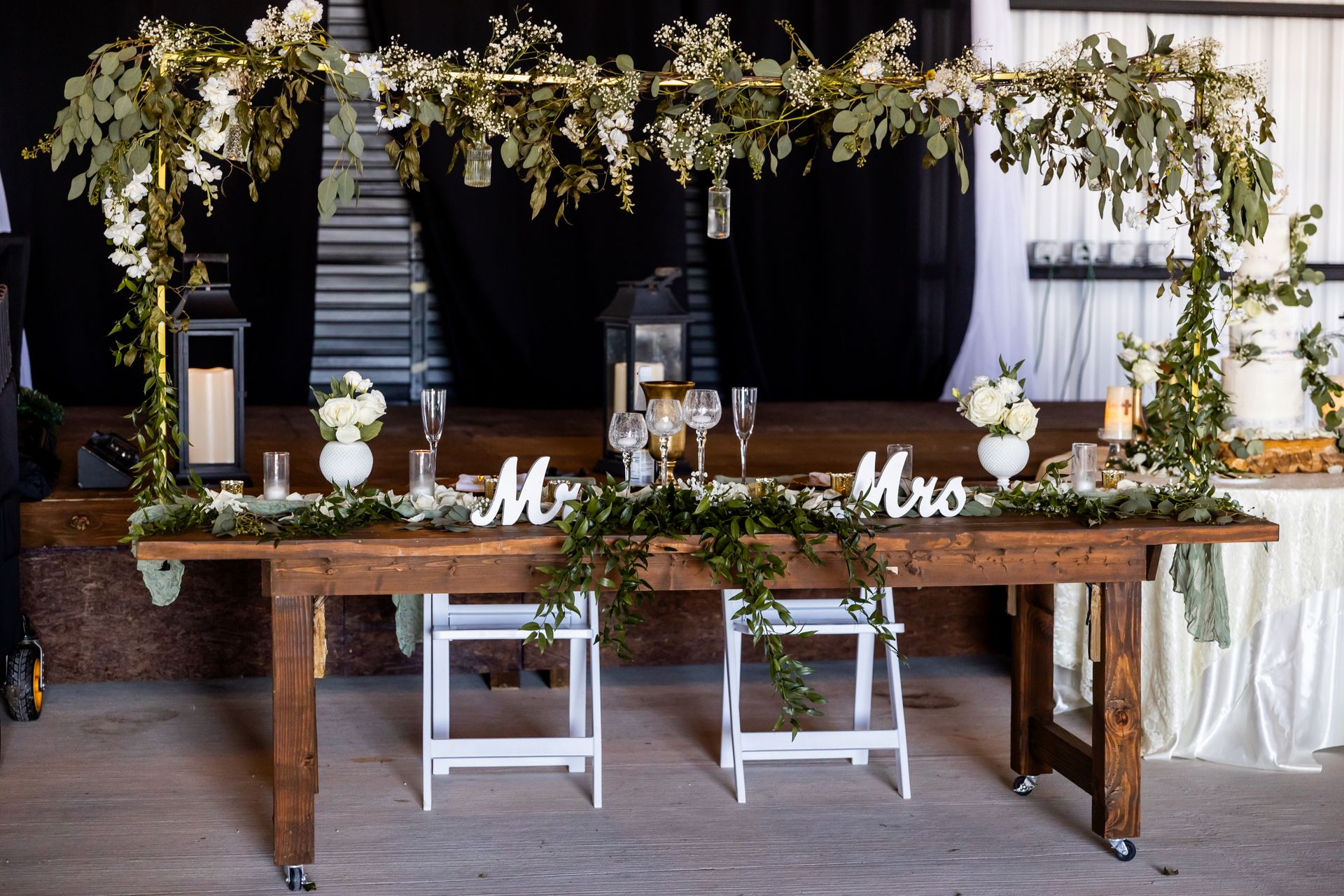 Elegant wedding reception table decoration with candle lanterns