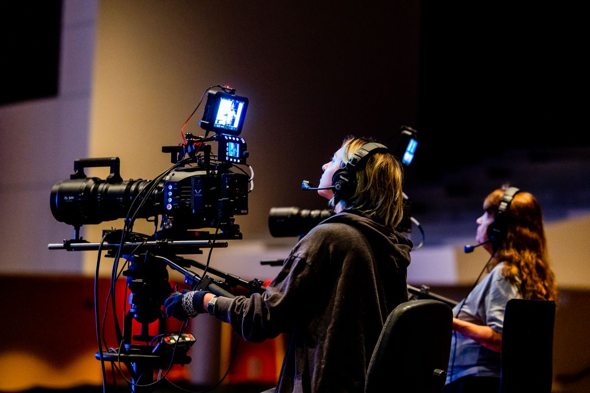 Équipe professionnelle sur un plateau de tournage cinéma