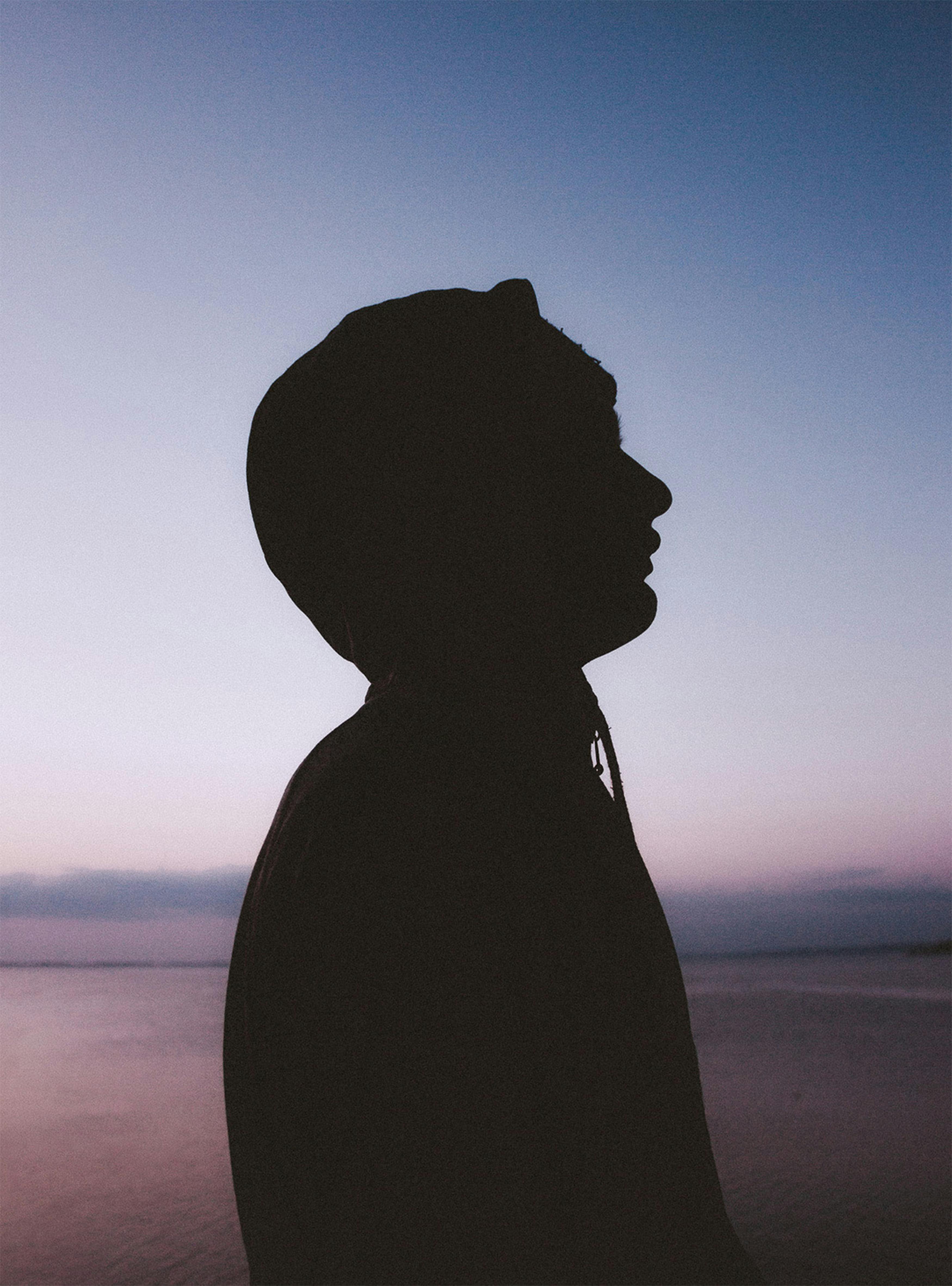 Miễn phí Hình bóng thanh thản của một người lúc chạng vạng bên bờ biển, ghi lại sự yên bình và tĩnh lặng. Ảnh lưu trữ