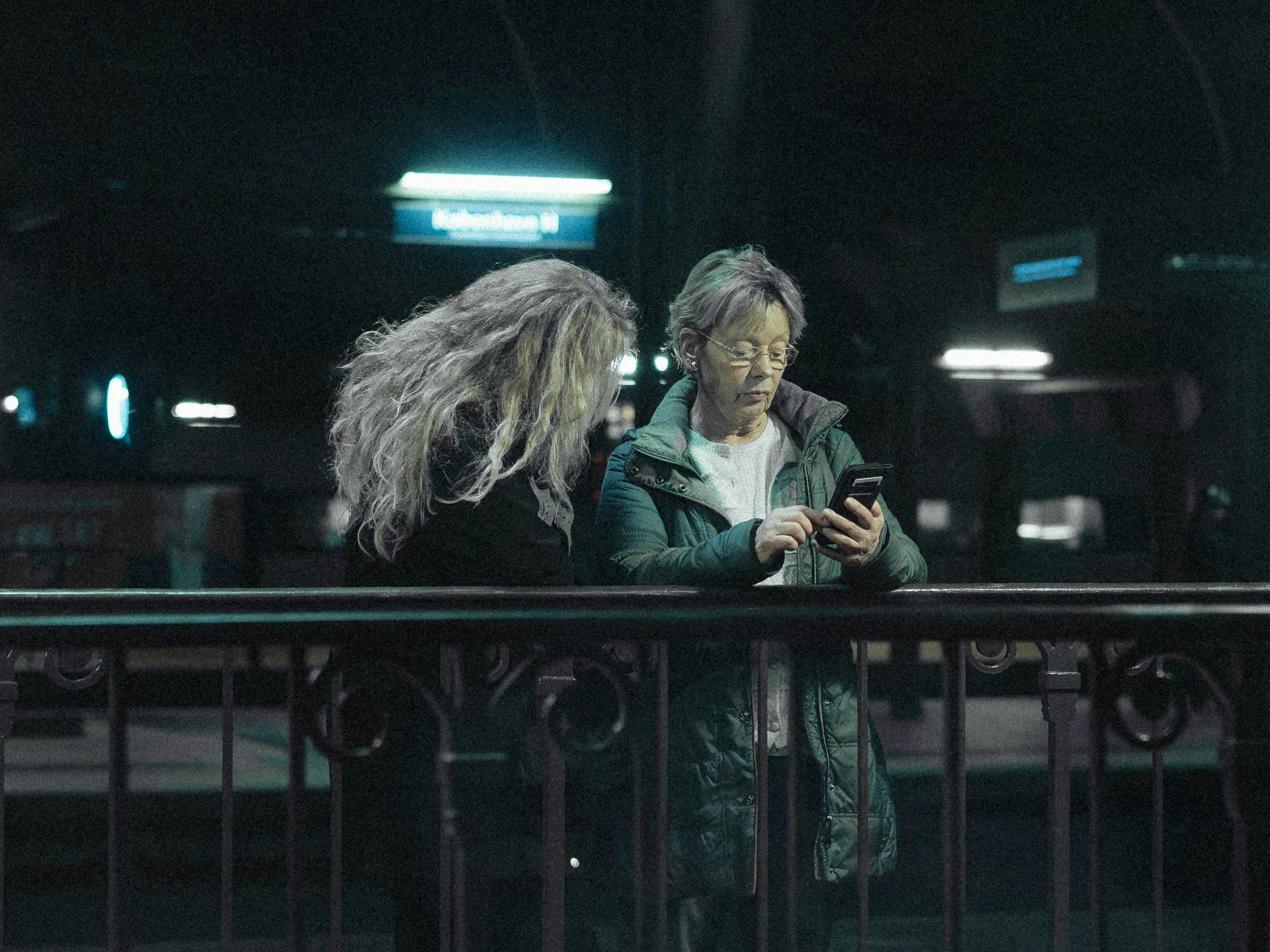 歌仔戲《鳳凰變》運用科技投影，打造生死情感互動界面