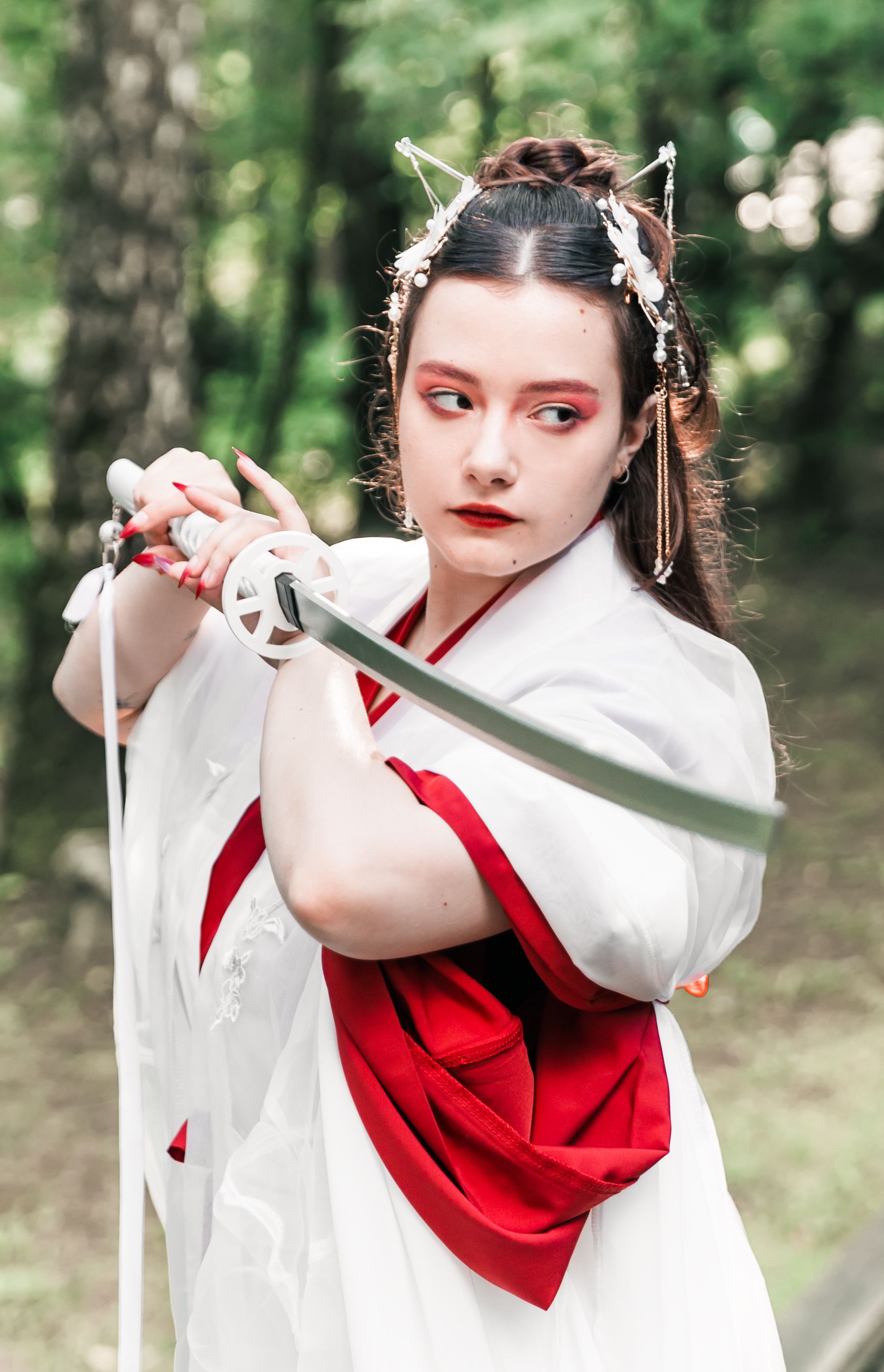 有关@户外, cosplay, 串珠发饰, 传统服装, 传统服饰, 剑术, 劍, 历史休闲, 古老的, 土制的, 大胆的妆容, 天性, 女人 ...