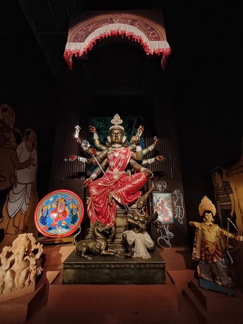 Free A vibrant depiction of Goddess Durga at Kolkata's Durga Puja Festival, showcasing intricate artistry. Stock Photo