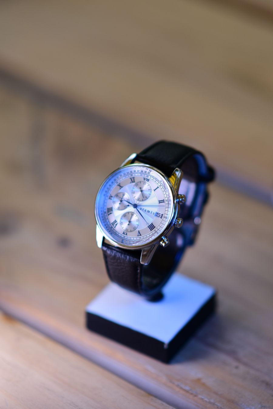 Relogio premium com pulseira de aco em close