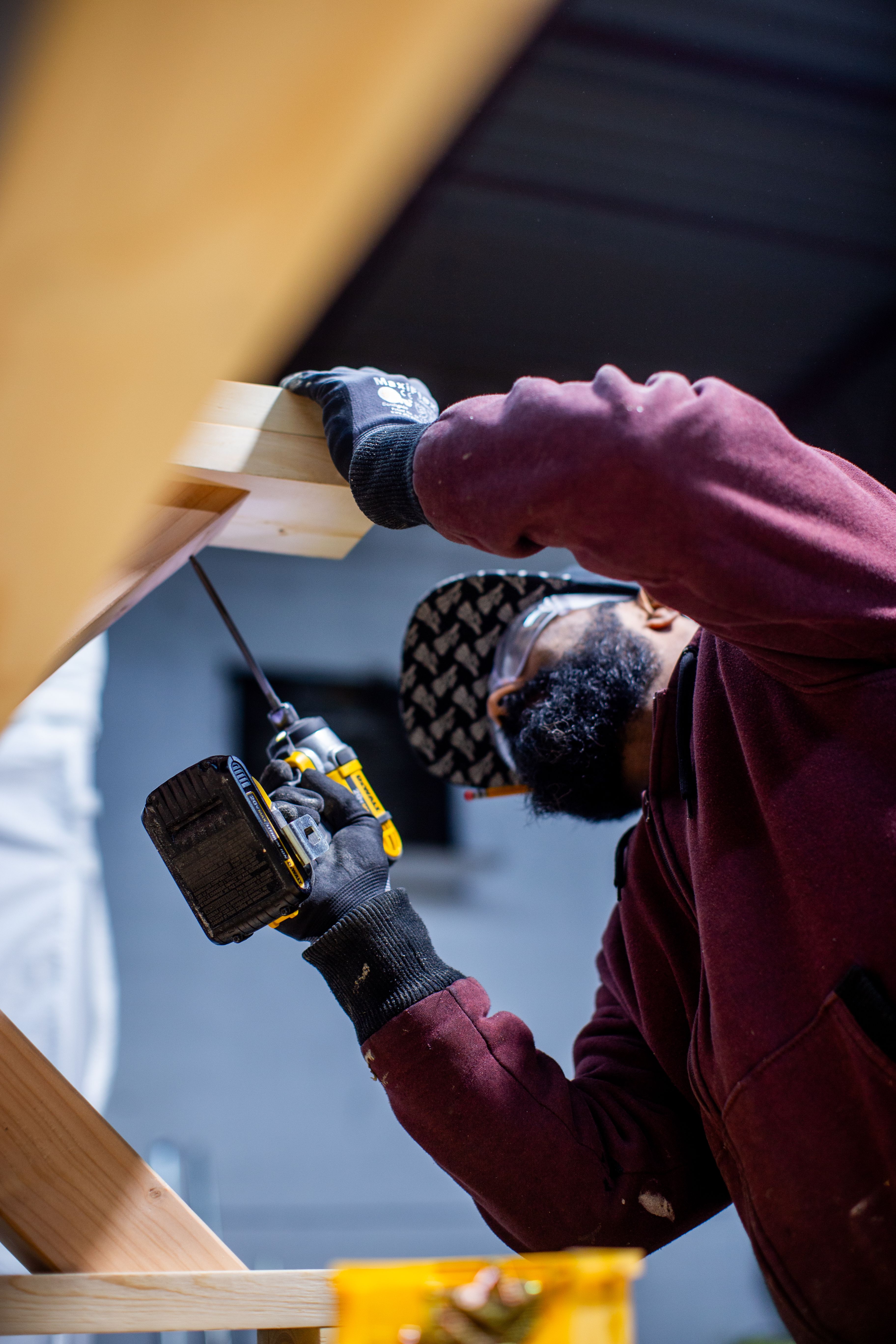 Constructor profesional utilizando un taladro y herramientas para renovación de pared
