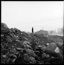 在索菲亚一处废弃地区的废墟上，一个孤独的身影被黑白照片捕捉下来