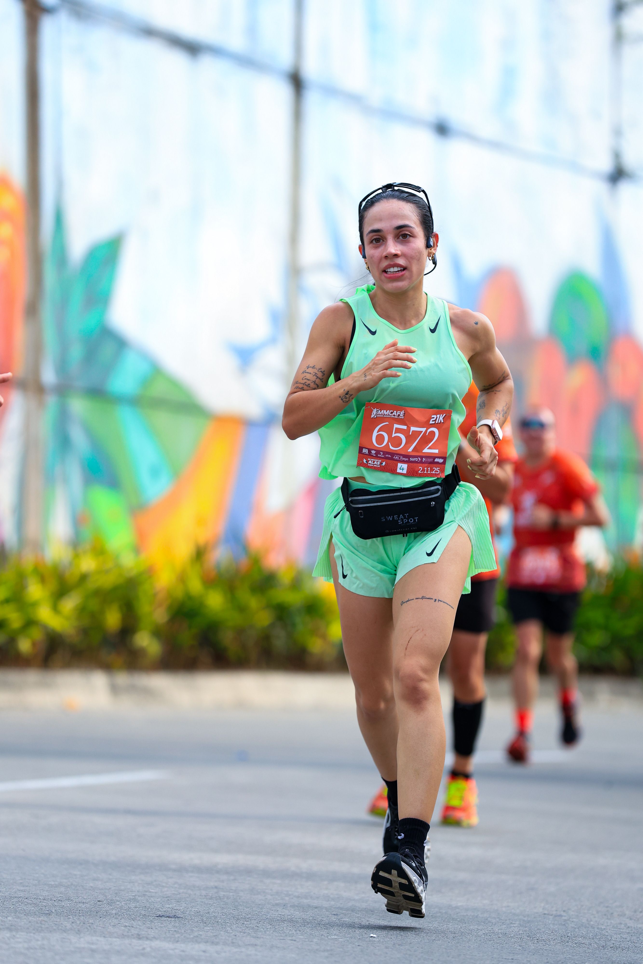 Energetic Female Runner in City Marathon · Free Stock Photo