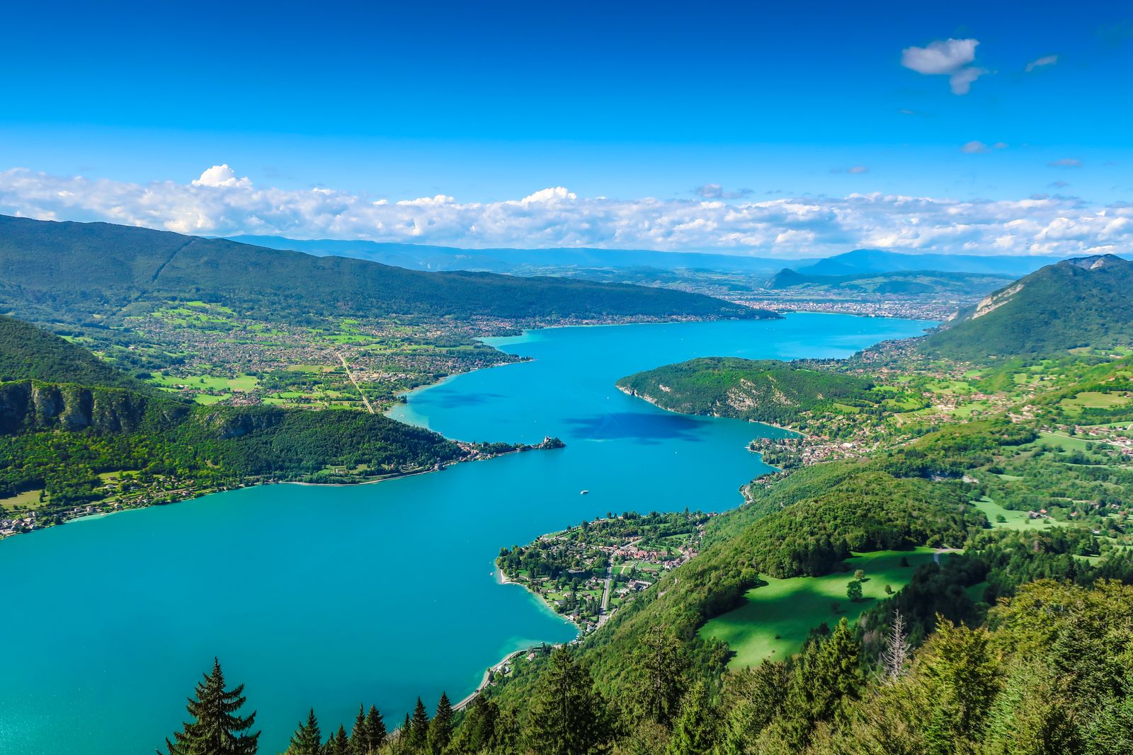 Le lac d'Annecy entouré de montagnes