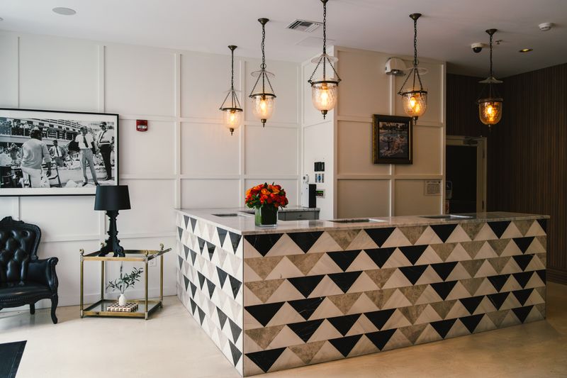 Recepción de hotel boutique con diseño elegante