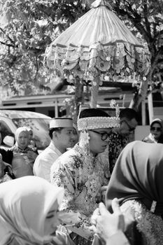 A vibrant traditional wedding procession with cultural attire in Kendari, Indonesia. - Fotografer Sidoarjo
