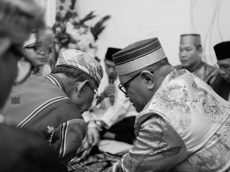 Capturing a traditional Indonesian wedding ceremony in Kendari, highlighting cultural attire and rituals. - Fotografer Sidoarjo