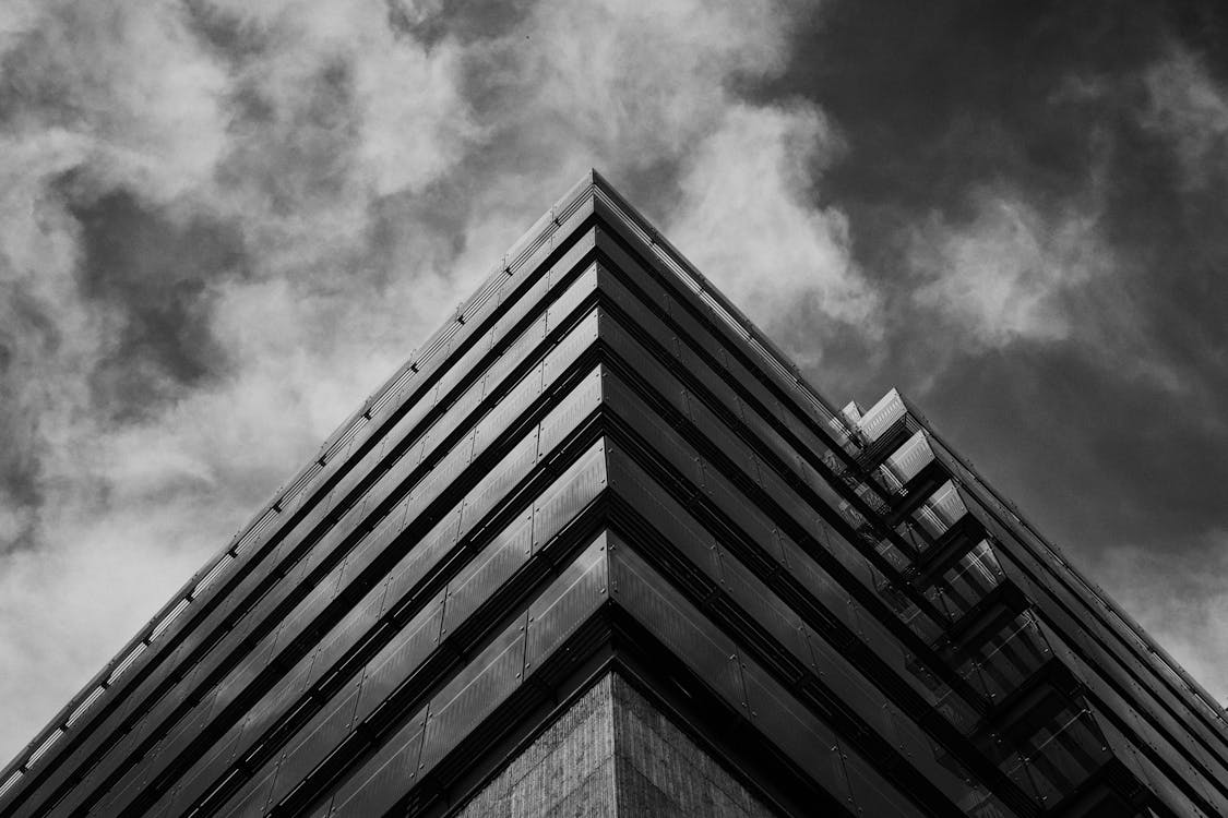 Vorhangfassade Hochhaus Unter Bewölktem Himmel