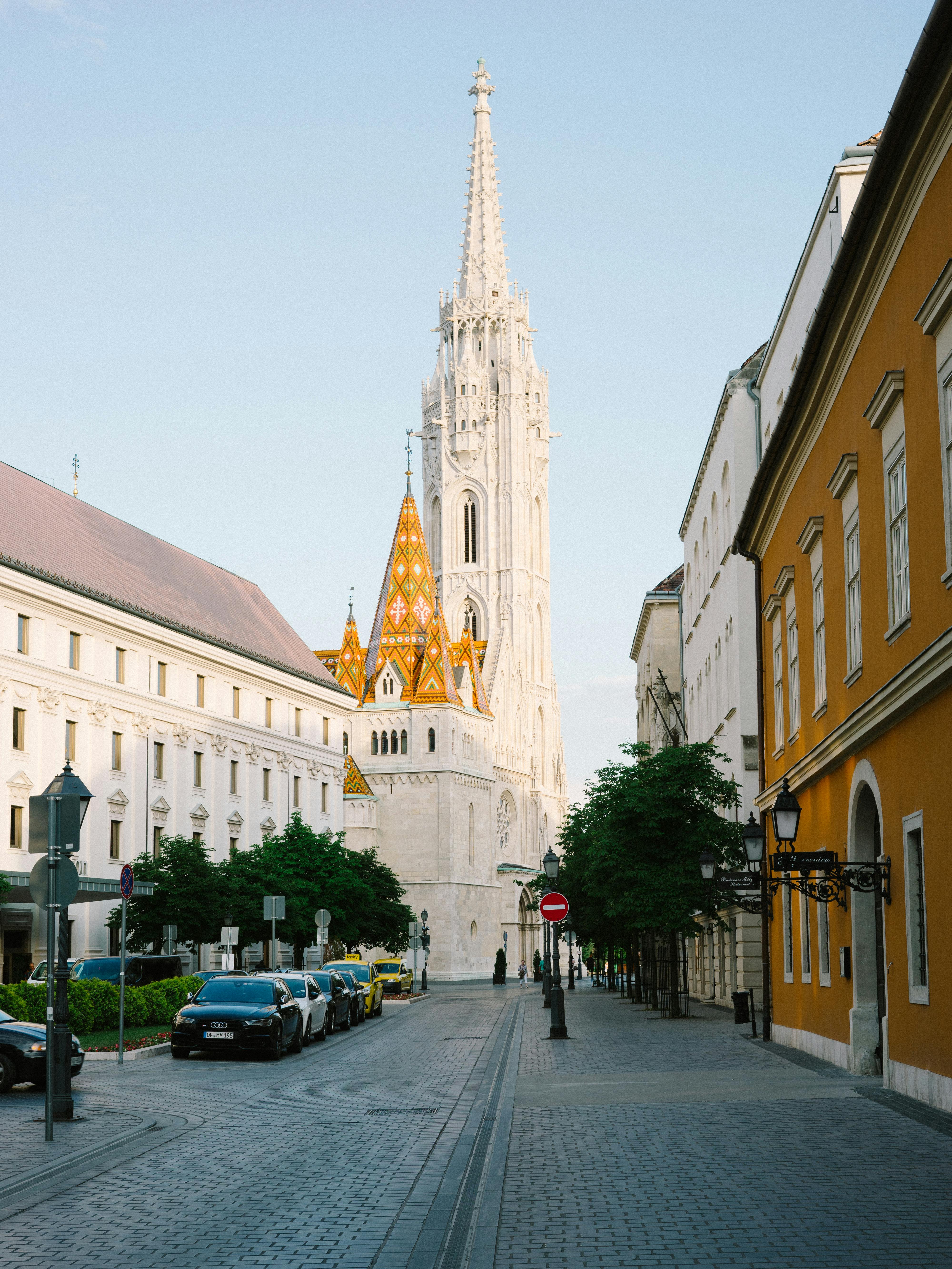 在宁静的布达佩斯街景中，探索马蒂亚斯教堂令人惊叹的建筑