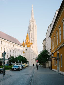 在宁静的布达佩斯街景中，探索马蒂亚斯教堂令人惊叹的建筑